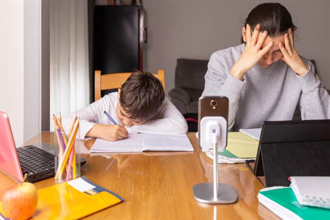 大陆一名妈妈抱怨，夫妻2人明明都是硕士，却教出一名「学渣」儿子。(示意图/达志影像)