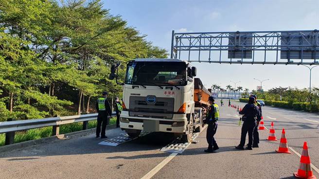 台南市警方去年底启用活动地磅，针对大型车超载开罚。（读者提供／程炳璋台南传真）