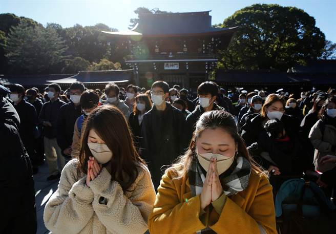 各地神社与寺庙人潮都较去年增加。(图／路透社)

