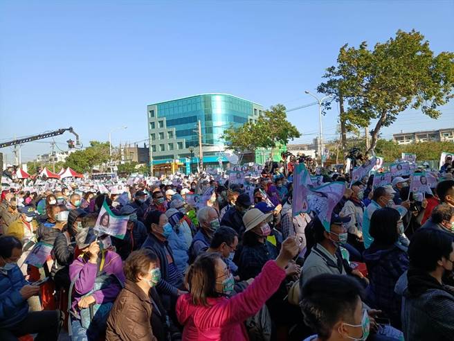 造势活动3时登场，涌入上千名热情支持者。（陈淑娥摄）