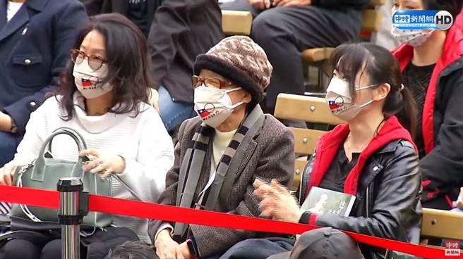 韩国瑜高龄94岁的妈妈（中）到场支持。（图／中时新闻网直播画面）