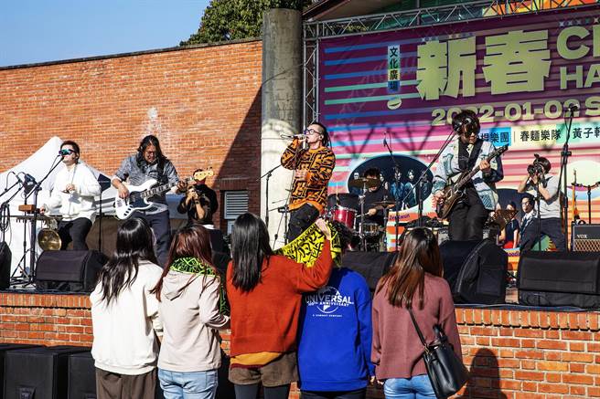 新竹县「新春Chill Hak Hak！」神棍乐团表演时，热情的年轻人直奔舞台前，近距离与偶像乐团一起摇摆。（罗浚滨摄）