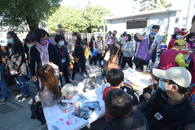 彰化扇形車庫、戶羽機關園區上午熱鬧滾滾，逾2000名親子鐵道迷齊聚，在溫暖的冬陽裡畫畫寫生，記錄下扇形車庫不同視角之美。（謝瓊雲攝）