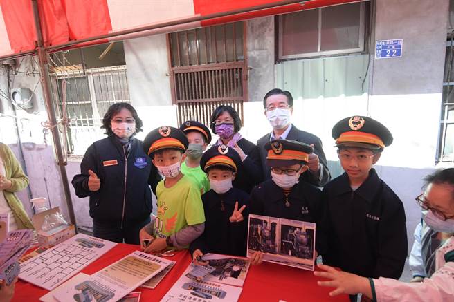 彰化扇形車庫、戶羽機關園區上午熱鬧滾滾，逾2000名親子鐵道迷齊聚，在溫暖的冬陽裡畫畫寫生，記錄下扇形車庫不同視角之美。（謝瓊雲攝）