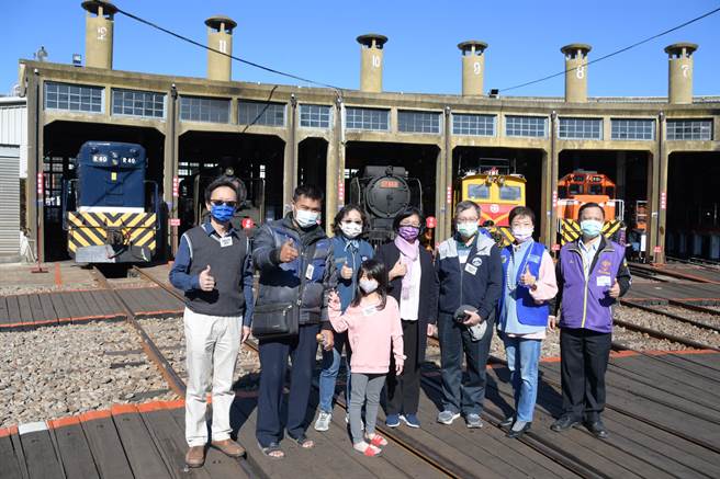 彰化扇形車庫是全國唯一現存且仍在運作中的扇形車庫，自2000年指定為縣定古蹟，今年慶祝創建百周年，彰化縣長王惠美（中）呼籲彰化鄉親多多前來參觀欣賞獨特的鐵道之美。（謝瓊雲攝）