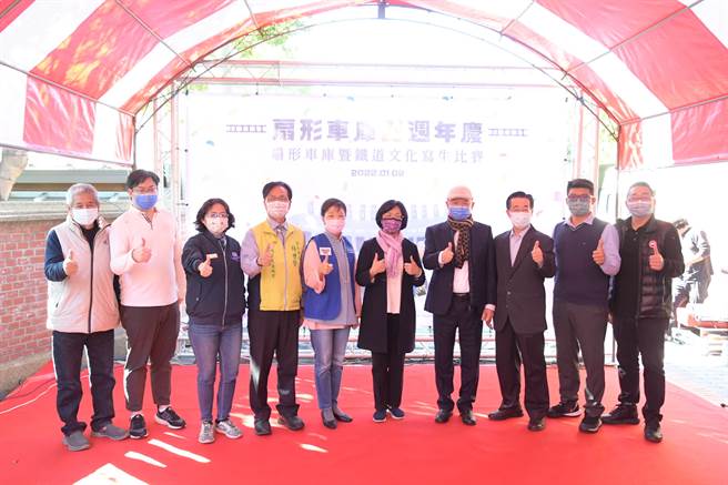 彰化扇形車庫是全國唯一現存且仍在運作中的扇形車庫，自2000年指定為縣定古蹟，為慶祝百周年，彰化縣文化局上午結合民間基金會舉辦熱鬧滾滾的寫生比賽，彰化縣長王惠美（右五）呼籲彰化鄉親多多前來參觀欣賞獨特的鐵道之美。（謝瓊雲攝）