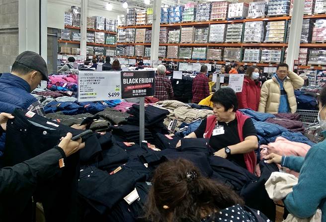 一名网友发现，好市多卖的名牌服饰都比市售还要便宜，有网友认为，好市多卖的价格低，与布料材质和款式有关。（资料照／张铠乙摄）