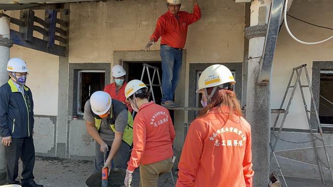 台南市政府劳工局做工行善团队的修缮志工元旦连假期间至官田区修屋。（台南市劳工局提供／刘秀芬台南传真）