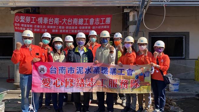 台南市政府劳工局做工行善团队的修缮志工元旦连假期间至官田区修屋。（台南市劳工局提供／刘秀芬台南传真）