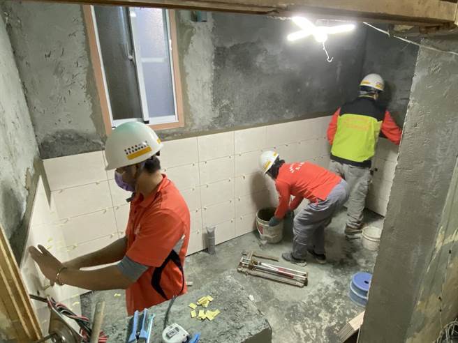 台南市政府劳工局做工行善团队的修缮志工元旦连假期间至官田区修屋。（台南市劳工局提供／刘秀芬台南传真）