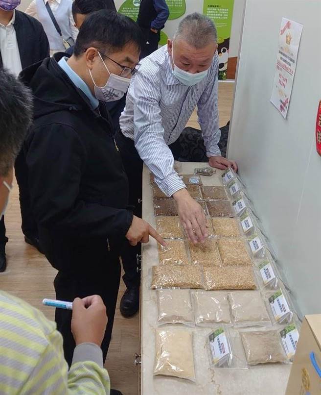 南市长黄伟哲（左）参访玉井黄金荞麦探索馆。（台南市政府提供／刘秀芬台南传真）