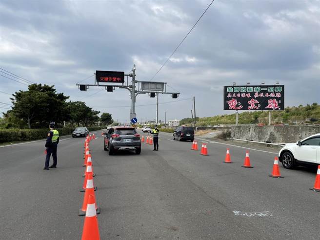 恆春北上湧車潮，警方緊急調撥車道因應。(警方提供)