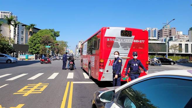 重機騎士跟公車就停在路中央，雙雙被開單。（翻攝照片／洪靖宜）