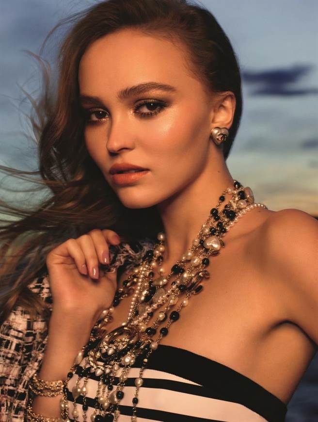 女星莉莉萝丝穿戴香奈儿拍摄形象大片，演绎春季限量彩妆，美肌自带亮泽。（香奈儿提供）