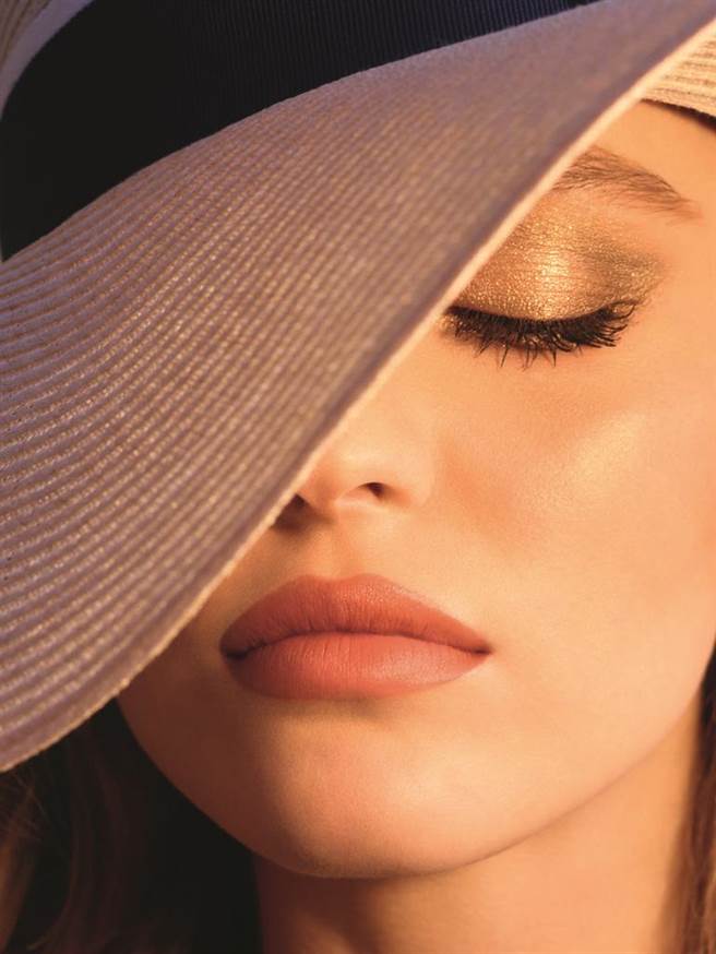 女星莉莉萝丝妆容宛若阳光洒下，展现自然光感。（香奈儿提供）