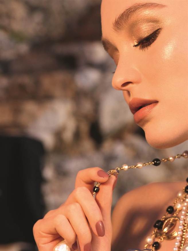 女星莉莉萝丝配戴香奈儿珍珠，跟装感光泽相辉映。（香奈儿提供）