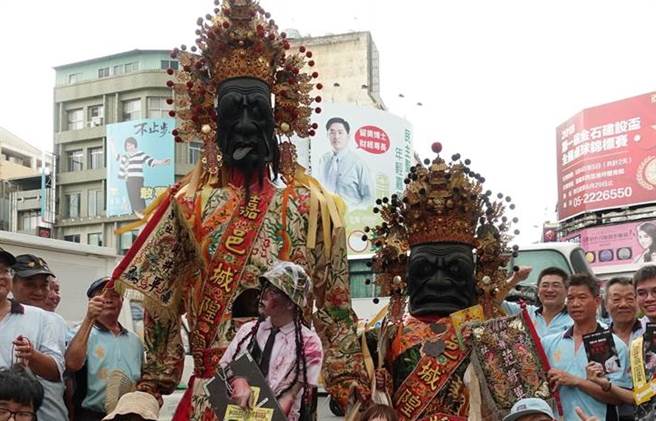 老板娘梦见2名将军到店内喊很久没穿新衣了，醒来后认出2人就是七爷、八爷，于是赶紧请师傅为庙中佛像做新衣，没想到餐厅生意因此大幅提升。（资料照／示意图）