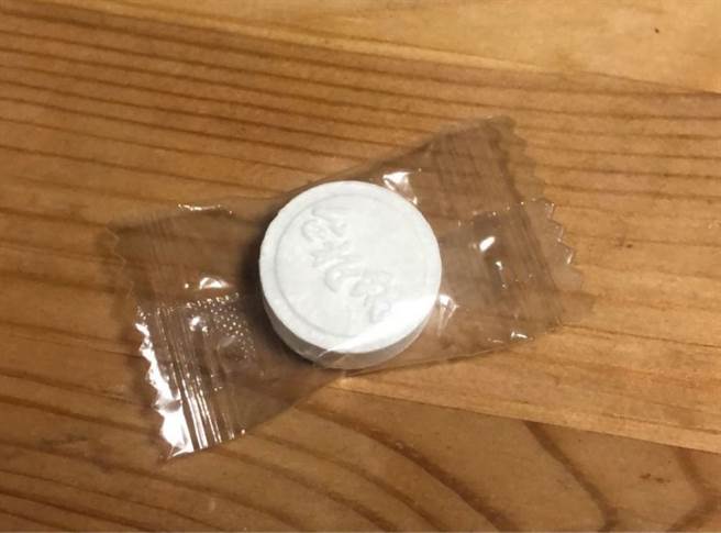 一名网友用餐后吃下餐厅提供「薄荷糖」，真相让网友笑翻。（图／翻摄Dcard）