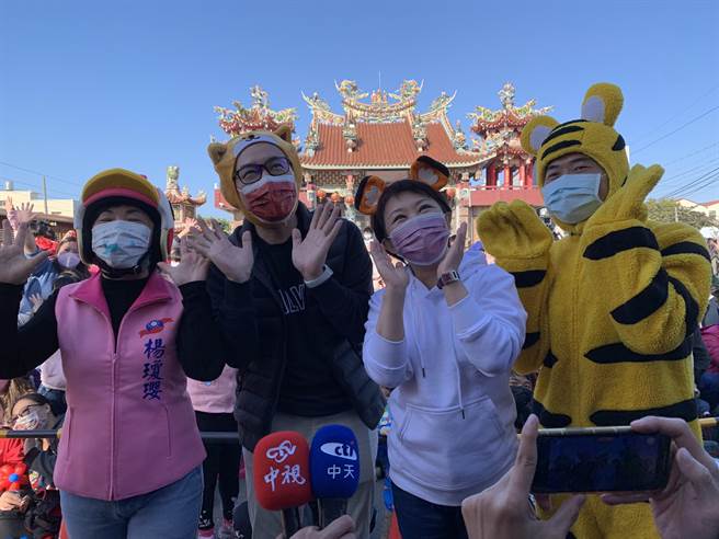 台中市长卢秀燕(右二)出席国民党台中二选区立委候选人顏宽恒(右)举办的活动，以行动表示力挺。(林欣仪摄)