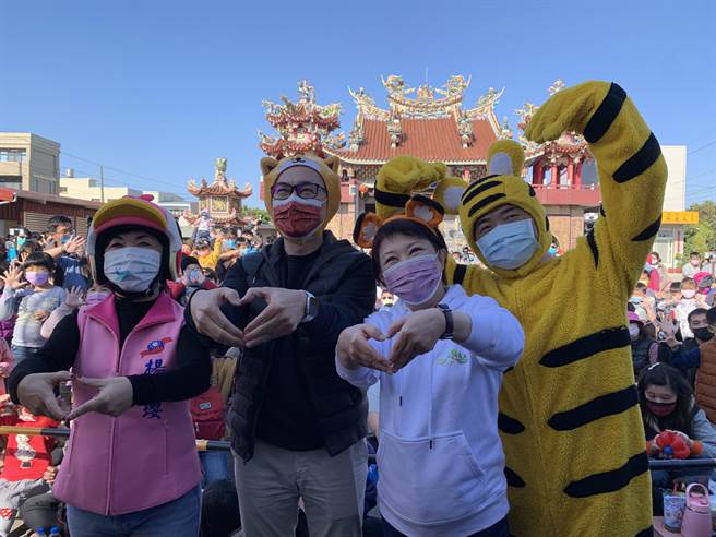 台中市长卢秀燕(右二)出席国民党台中二选区立委候选人顏宽恒(右)举办的活动，以行动表示力挺。(林欣仪摄)