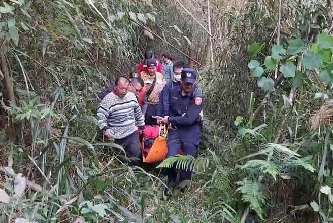 郑姓男子于元旦登山，疑跌落200公尺深山谷，嘉义警消今寻获人。（读者提供）