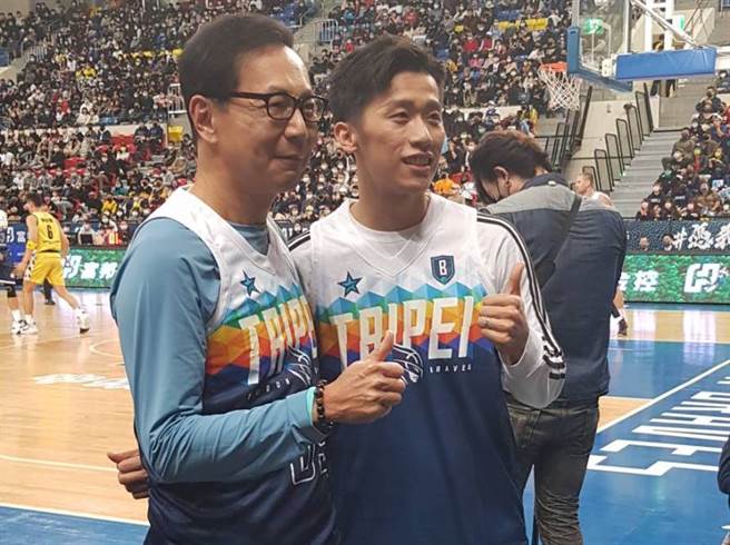 体操「鞍马王子」李智凯（右）为PLG台北富邦勇士、新北国王一战开球。（陈筱琳摄）