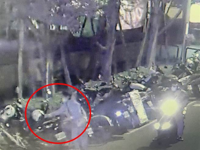 47歲瞿姓女子上月底在新北市中和區工專路隨意偷竊路旁機車的安全帽。（翻攝畫面）