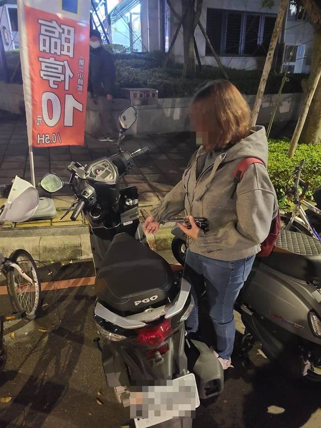 47歲瞿姓女子上月底在新北市中和區工專路隨意偷竊路旁機車的安全帽。（翻攝畫面）