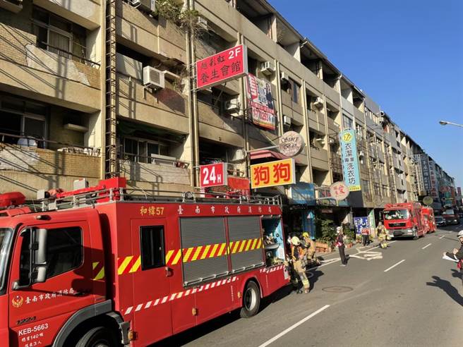 越式养生馆2楼传出火警，屋主与女友皆呛伤，无生命危险。（读者提供／程炳璋台南传真）