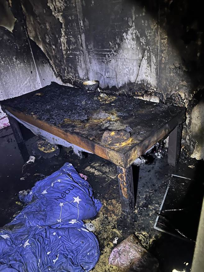 越式养生馆火警，屋内床铺被烧毁。（读者提供／程炳璋台南传真）