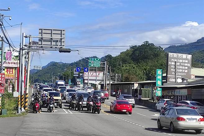 苗栗大湖、泰安等地區湧入大量人潮、車潮。（苗栗縣警察局提供／李京昇苗栗傳真）