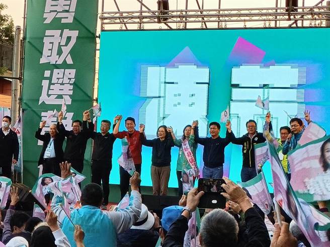 林静仪沙鹿大造势，蔡英文站台高喊「我们就是要赢」。（陈淑娥摄）