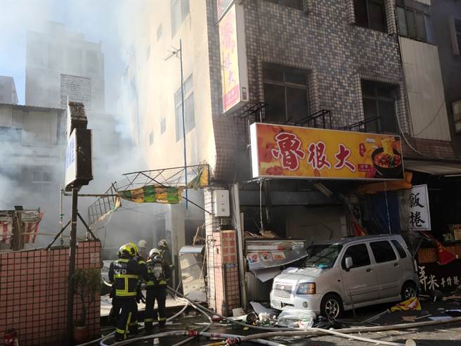 台中1间滷味店气爆，巷口监视器拍下恐怖气爆瞬间，当时滷味店旁就站着2名员警，当时店内突然发出巨响，大量粉尘与物品随即从店内炸出。（警方提供）