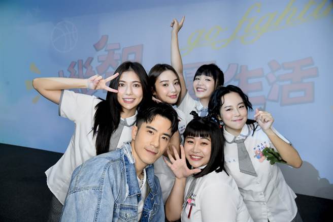 JR纪言恺在《机智校园生活》饰演体育老师，与学生演员们打成一片。（LiTV、TVBS提供）