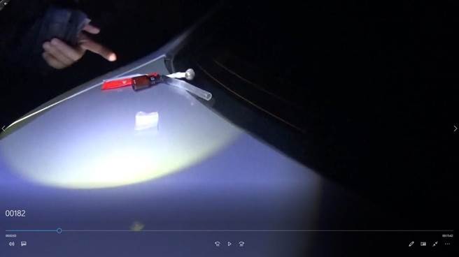 嘉义警方在黄嫌车内起出毒品吸食工具。（警方提供）