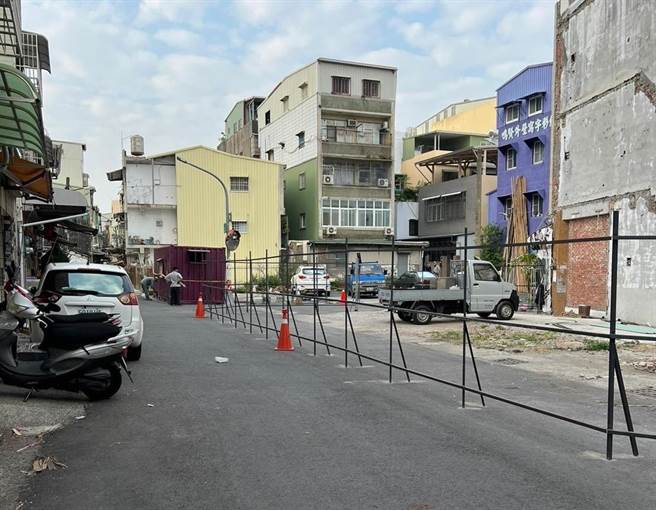 有建商在高雄凤山区三诚路一带要盖透天建案，联外道路8米 遭限缩成5米引发民怨。工务局回应，未来还会协商增加为7米宽，消防安全无虞。（高雄市议员李雅静提供／袁庭尧高雄传真）