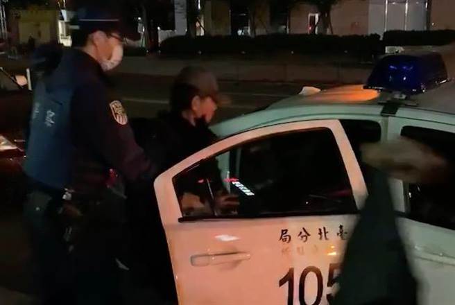 警方逮捕涉嫌行凶的62岁张姓男子，讯后依杀人未遂送办。（图／翻摄画面）