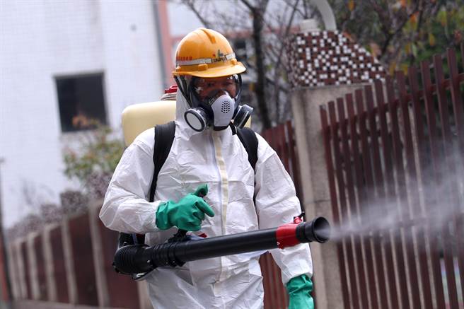 個案17181曾赴北市某國小附設幼兒園接小孩，該幼兒園3日起需停課2天。北市環保局人員2日赴該國小周邊執行環境清消，確保病毒不會擴散。（黃世麒攝）