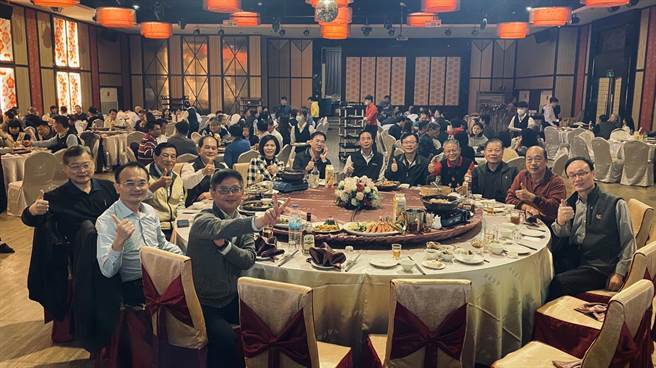 歷任南投警分局長，難得齊聚一堂。（南投警分局提供／廖志晃南投傳真）