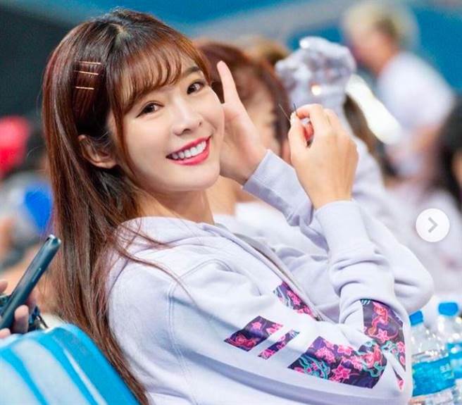 倪暄近年加入網路節目，還出了寫真集。（圖／翻攝自倪暄IG）
