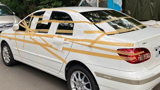 地主无奈不得出入，一气之下用胶带贴满车身前后左右与车顶，并附上纸条骂「社会上就是有你这种不管别人、自己好就可」、「不高兴、打给我」。（翻摄自地主脸书）