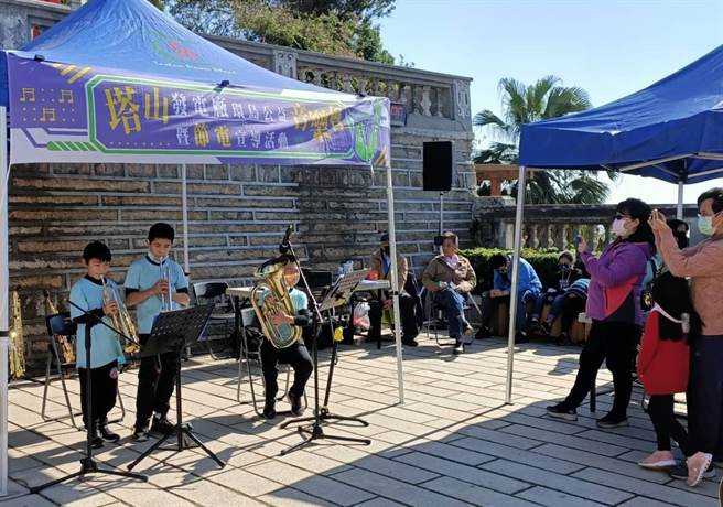 正义国小管乐社应邀搭檔演出，吸引民眾驻足观赏。（塔山电厂提供）