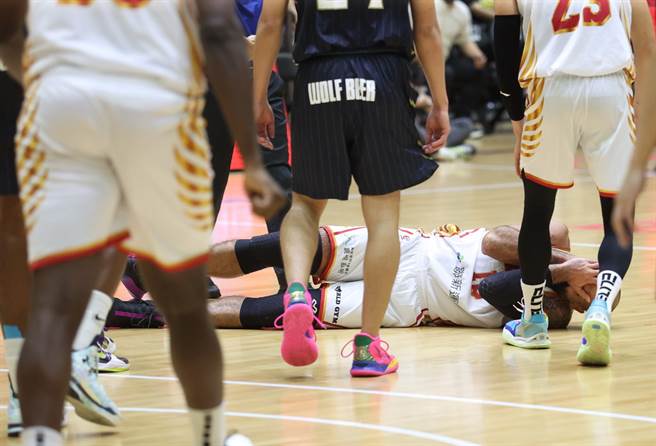 桑尼在第3節遭到朱億宗肘擊臉部，當場倒地不起。(台中葳格太陽提供)