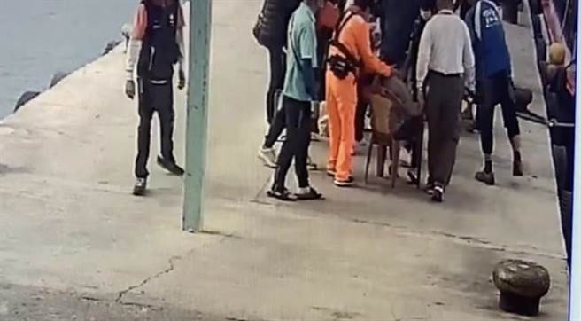 女孩遭棒棒糖噎住喉咙，海巡人员施以哈姆立克法抢救。(小琉球安检所提供)