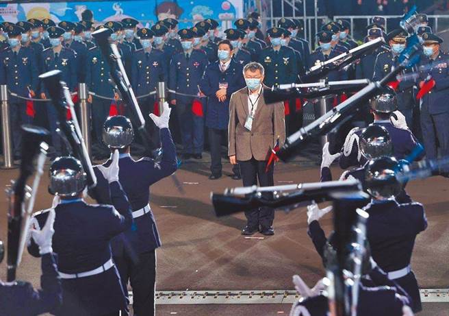 三军乐仪队在总统府元旦升旗典礼中演出，未入府而直接到户外现场站定位的台北市长柯文哲（中）独自欣赏表演。（台北市摄影记者联谊会提供）