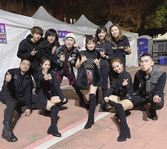 张涵雅在跨年晚会上挑战唱跳。（好痛音乐提供）