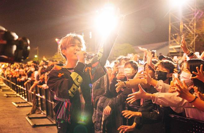 炎亚纶今年连赶2场跨年演出。（索尼音乐提供）