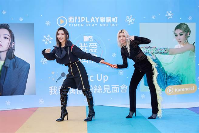 閻奕格（左）、Karencici現身西門町。（華研國際提供）