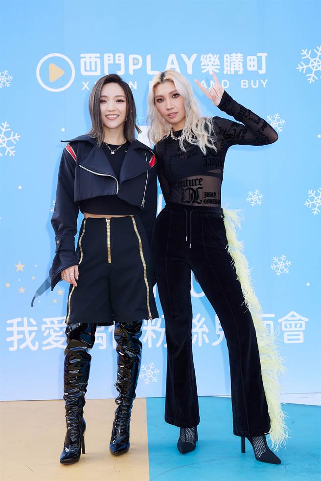 閻奕格（左）、Karencici現身西門町。（華研國際提供）