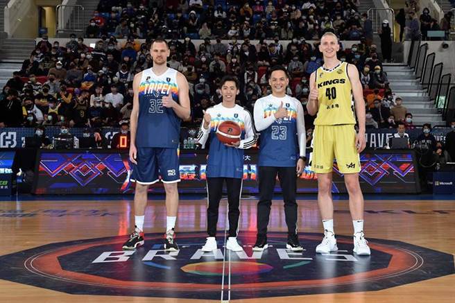 台湾大哥大体育家族成员李智凯替勇士队应援，担任台湾大哥大勇士最high新年城」主题周第二日开球来宾。左二为李智凯、右二为台湾大总经理林之晨。（图／台湾大提供）
